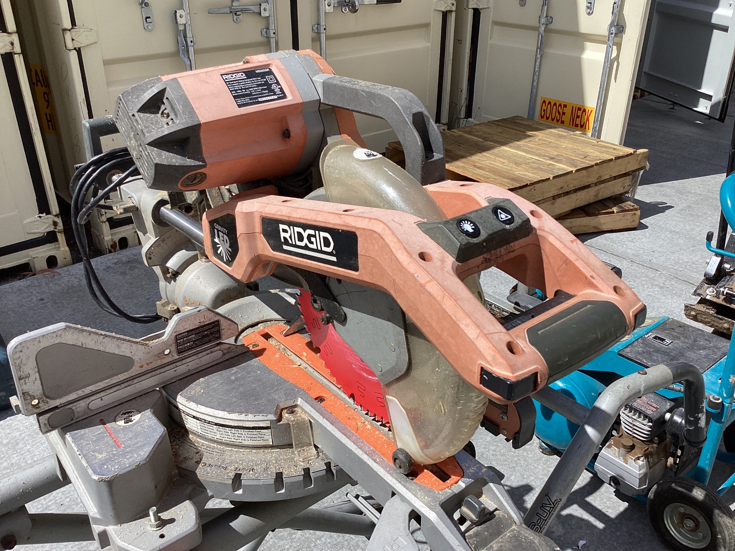 Miter saw — image 3
