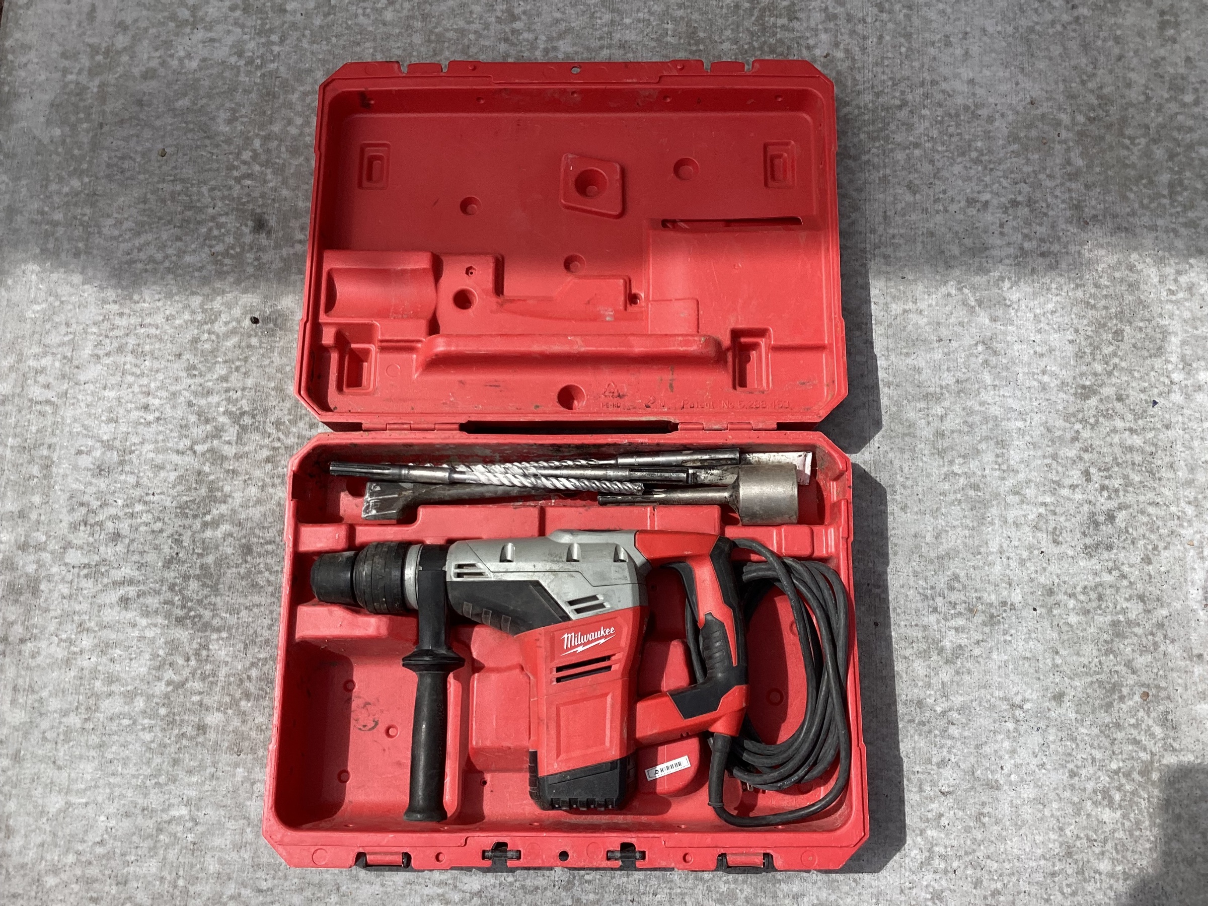 Milwaukee 1-9/16” SDS Max Rotary Hammer Drill — image 1